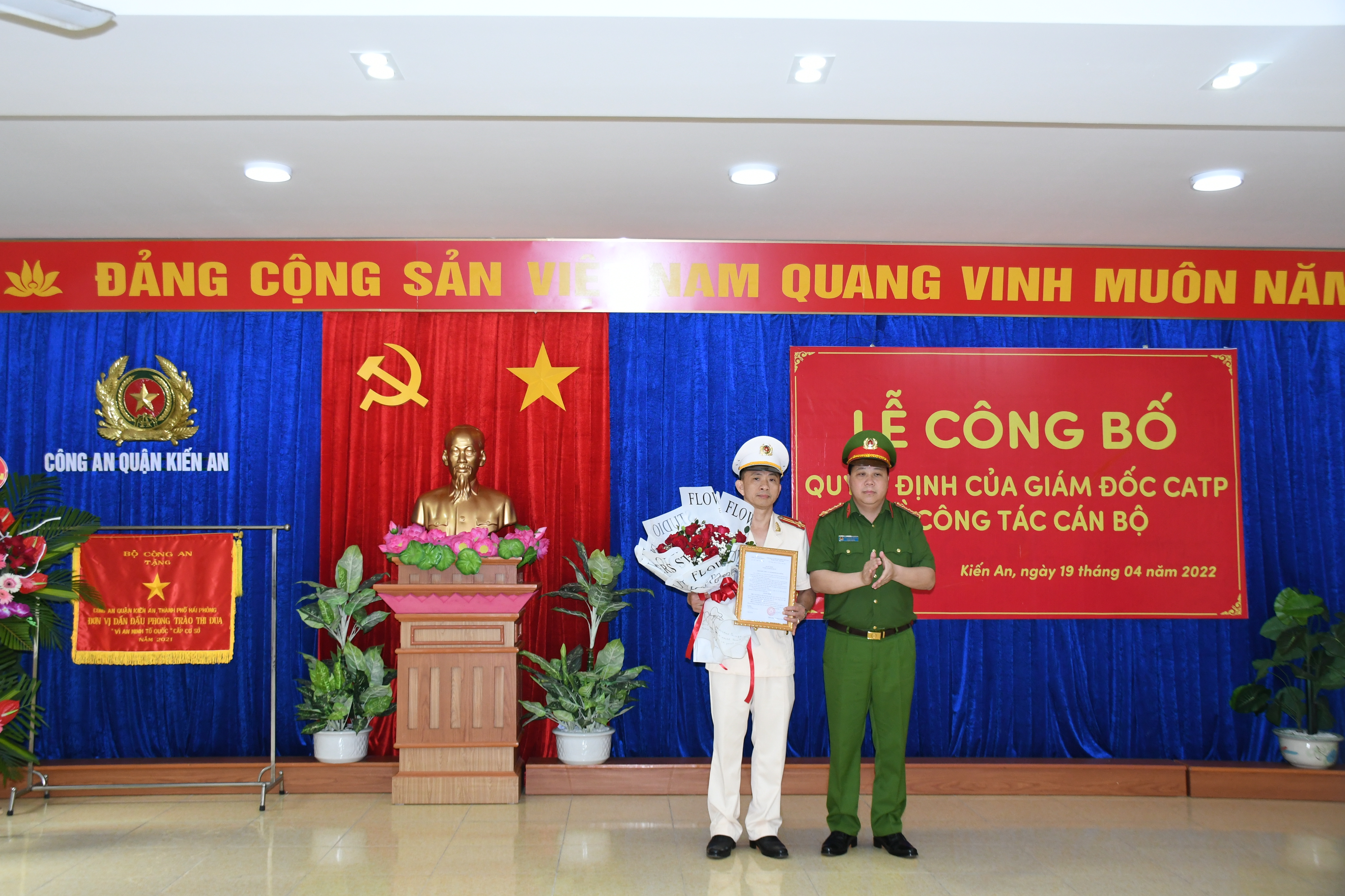 Công bố Quyết định của Giám đốc CATP về công tác cán bộ Phòng Cảnh sát Cơ động và Công an quận Kiến An 